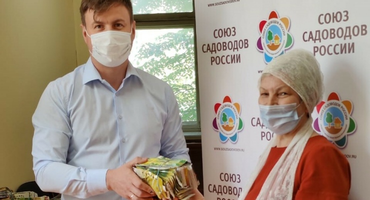 Участник трека «Госуправление» четвертого конкурса «Лидеры России» провел в Москве благотворительную акцию «Добрый росток» по раздаче садоводам сотен наборов семян овощей и цветов